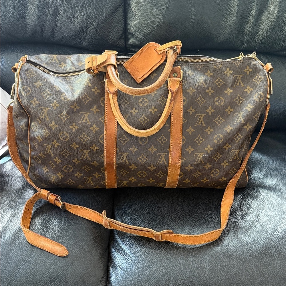 Vintage Louis Vuitton duffle bag with strap. Size 50